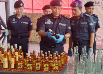 SAZALI Mohamed (tengah) menunjukan botol arak yang dirampas daripada tiga lelaki oleh pihak kastam dalam sidang akhbar di Menara Kastam, Johor Bahru.