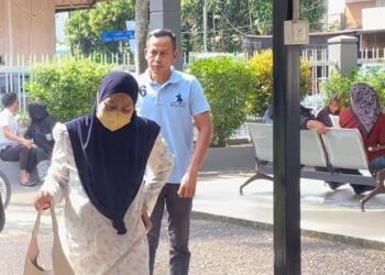 SHAFINA Azlin Shahidan dan Azman Awang dituduh mengabaikan anak perempuan kandung mereka hingga menyebabkan kematiannya di Mahkamah Sesyen Kemaman di Kemaman, hari ini. - UTUSAN/NIK NUR IZZATUL HAZWANI NIK ADNAN