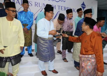 MOHAMED KHALED Nordin (kanan) bersalaman dengan para tetamu yang menghadiri Majlis Hari Raya Aidilfitri UMNO Bahagian Pasir Gudang di Dewan Puncak Kasih, Bukit Layang-Layang Pasir Gudang, Johor Bahru.