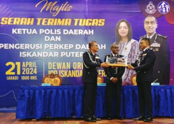 M. KUMAR (tengah) menyaksikan Majlis Serah Terima Tugas antara Ibrahim Mat Som dan M. Kumarasan di IPD Iskandar Puteri, Johor Bahru.