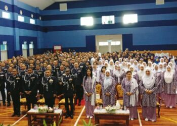 M.KUMAR (tengah) bergambar bersama-sama warga PDRM Johor pada Majlis Serah Terima Tugas Ketua Polis Daerah Iskandar Puteri di IPD Iskandar Puteri, Johor Bahru.