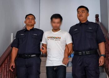 TERTUDUH mengaku tidak bersalah di Mahkamah Sesyen, Ayer Keroh, Melaka atas pertuduhan merogol dan melakukan amang seksual fizikal terhadap adik saudaranya. - UTUSAN/SYAFEEQ AHMAD