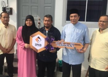 HUSAM Musa (dua dari kanan) menyerahkan replika kunci rumah kepada penerima pada Majlis Penyerahan Kunci Rumah RMR 2.0 di Kampung Bagan Bawah, Pulai Chondong, Machang,Kelantan. UTUSAN/ ROSMIZAN RESDI.