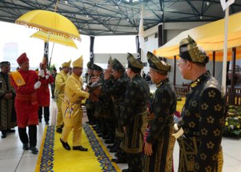 SULTAN Mizan Zainal Abidin bersalam dengan barisan pimpinan negeri Terengganu selepas merasmikan istiadat pembukaan penggal kedua DUN Terengganu Ke-15 di Kuala Terengganu, hari ini. - UTUSAN/PUQTRA HAIRRY ROSLI