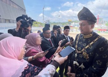 AHMAD Samsuri Mokhtar ditemu ramah wartawan selepas istiadat pembukaan penggal kedua Dewan Undangan Negeri Terengganu ke-15 di Kuala Terengganu, hari ini. - UTUSAN/KAMALIZA KAMARUDDIN