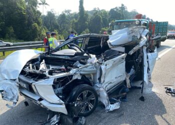 KEADAAN MPV yang dinaiki Abdul Rahman Abdul Rahim setelah merempuh sebuah lori di Kilometer 376.2,  LPT2 berhampiran Bukit Besi, Dungum, petang tadi. - UTUSAN/NIK NUR IZZATUL HAZWANI NIK ADNAN