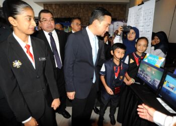 ONN HAFIZ Ghazi diberi penerangan oleh murid Sekolah Kebangsaan (SK) Bukit Mutiara, Abbas Aminuddin Helmey tentang persembahan multimedia yang dihasilkan mereka sempena Persidangan Pemimpin Pelajar Antarabangsa Johor (JISLC) 2024 di KSL Hotel & Resort, Johor Bahru.