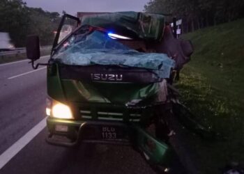 KEADAAN lori Isuzu yang remuk pada bahagian depan selepas melanggar sebuah lagi lori di Kilometer 186.9 PLUS arah selatan berhampiran Jasin, Melaka.
