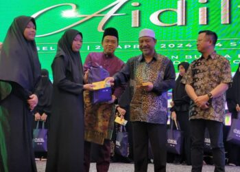 MOHD. Nassuruddin Daud (dua dari kanan) menyampaikan sumbangan hari raya kepada anak-anak yatim pada Majlis Rumah Terbuka Bersama ECRL di Kota Bharu, Kelantan hari ini. UTUSAN/MUSTAQIM MOHAMED