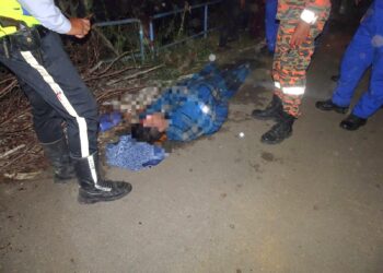KEADAAN mayat Wan Muhammad Khuzaimie Abu Sepian selepas ditemukan lemas di dalam tali air di Kampung Gerai, Jerteh, Besut, malam tadi.
