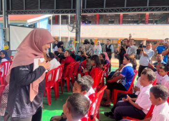FADHLINA Sidek (kiri) menyantuni murid Orang Asli sempena Majlis Peluncuran Bahan Enhancing Reading Through Digital Text (ERDT) Bawah Program Literasi Untuk Murid Orang Asli Dan Pribumi di Sekolah Kebangsaan Kuala Betis, Gua Musang, Kelantan-UTUSAN/AIMUNI TUAN LAH.