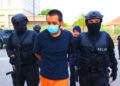 HAFIZUL Hawari diiringi anggota
polis dari Bahagian Siasatan Jenayah Berat) lengkap bersenjata semasa tiba di Mahkamah Sesyen Kota Bharu, Kelantan hari ini-UTUSAN/KAMARUL BISMI KAMARUZAMAN.