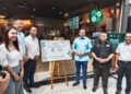 ASYRAF WAJDI Dusuki (tiga dari kanan) merasmikan pembukaan LOCCA Cafe di sebuah pusat beli-belah di Banda Hilir, Melaka. - UTUSAN/MUHAMMAD SHAHIZAM TAZALI