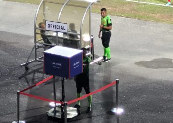 Caption:

MOHD. Hasrol Mohd. Amir memerisa rakaman VAR sebelum menghadiahakan sepakan penalti kepada KDN FC pada Perlawanan Pra Musim di Stadium Sultan Muhammad IV, Kota Bharu, Kelantan hari ini. UTUSAN/MUSTAQIM MOHAMED