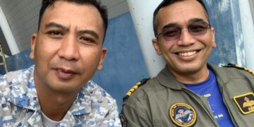 NOOR  AHMADI Hamdan (kiri) bergambar kenangan bersama Komander Mohamad Amir Mohamad sewaktu menyertai satu operasi pada 2021.