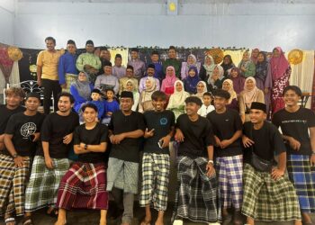 SEBAHAGIAN belia lelaki dan wanita memakai kain pelikat serta baju kurung kebaya sempena jamuan hari raya di Kampung Bukit Betong di Lipis, Pahang. - FOTO/HARIS FADILAH AHMAD