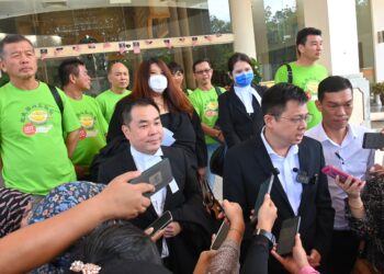CHOW Yu Hui (dua dari kanan) ketika ditemui di pekarangan Kompleks Mahkamah Kuantan di Kuantan, Pahang. - UTUSAN/SHAIKH AHMAD RAZIF