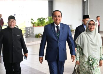 AHMAD Samsuri Mokhtar (tengah) hadir Persidangan DUN Terengganu Ke-15 di Kuala Terengganu, hari ini.  - UTUSAN/PUQTRA HAIRRY ROSLI