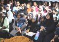 BALU Allahyarham Muhamad Amir Mohamad, Marliyati Basri mendukung anak bongsunya Muhamad Yusof sambil ditemani dua lagi anaknya, Nuraina Farhana, 16 (kanan) dan Nurlaila shafiqa, 13 (dua dari kanan) di Tanah Perkuburan Islam Felcra Bukit Kepong, Segamat.