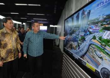ANTHONY Loke Siew Fook menyaksikan visual pembangunan projek MRT RTS sambil diberi penerangan oleh Ketua Pegawai Eksekutif MRT, Datuk Mohd. Zarif Hashim sempena Majlis Menandatangani Perjanjian Pembangunan Jejantas Pejalan Kaki Menghubungkan Coronation Square dan Stesen RTS Link Bukit Chagar di Menara JLand, Johor Bahru