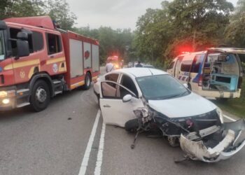 KEADAAN Nissan Almera yang remuk pada bahagian hadapan selepas terlibat dalam nahas di Jalan Tehel-Bemban, Jasin, Melaka.