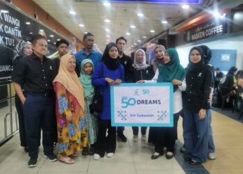 SITI Zubaidah Zulkefli (empat kiri) diraikan pihak Petronas Wilayah Timur sebelum berlepas ke Kuala Lumpur melalui Lapangan Terbang Sultan Ismail Petra, 
Pengkalan Chepa, Kota Bharu, Kelantan hari ini-UTUSAN/ROSALWANI CHE SOH.