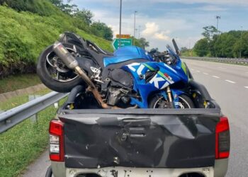 SEBUAH motosikal tercampak di ruang belakang sebuah kenderaan pikap dalam kemalangan jalan raya di Lebuhraya Pantai Timur Fasa 1 (LPT1) di Temerloh, Pahang - FOTO/IPD TEMERLOH