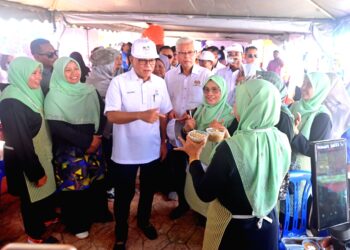 WAN ROSDY Wan Ismail (tiga dari kiri) dan bekas Perdana Menteri, Datuk Seri Ismail Sabri Yaakob (tengah) beramah mesra dengan peniaga pada Karnival Moh Makmur Bera, di Dataran Kerayong di Bera, Pahang. - FOTO/SHAIKH AHMAD RAZIF