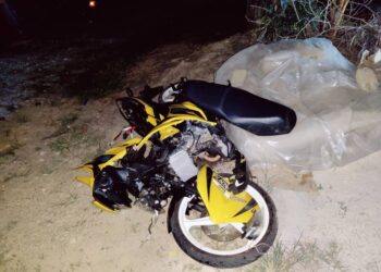 KEADAAN motosikal ditunggangi seorang pelajar selepas terlibat dalam kemalangan maut di Jalan Kampung Gorek, Bukit Payung, Marang, malam tadi.