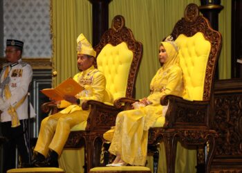 SULTAN Mizan Zainal Abidin menyampaikan titah pada Majlis Istiadat Pengurniaan Darjah Kebesaran Bintang dan Pingat Sempena Hari Keputeraan Sultan Terengganu Ke-62 di Istana Syarqiyyah, Kuala Terengganu, hari ini. - UTUSAN/PUQTRA HAIRRY ROSLI
