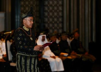 AHMAD Samsuri Mokhtar menyembahkan ucapan tahniah pada majlis Istiadat Pengurniaan Darjah Kebesaran Bintang dan Pingat Sempena Hari Keputeraan Sultan Terengganu Ke-62 di Istana Syarqiyyah, Kuala Terengganu,  hari ini. - UTUSAN/PUQTRA HAIRRY ROSLI