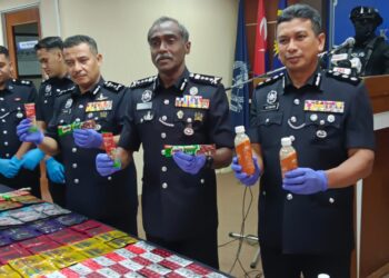 M. KUMAR (dua dari kanan) menunjukkan dadah yang dirampas daripada seorang lelaki dalam sidang akhbar di IPK Johor, Johor Bahru.