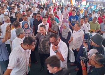 ONN HAFIZ Ghazi (tengah) bersalaman dengan orang ramai pada Majlis Perasmian Karnival Segalanya Felda Wilayah Segamat di Felda Pemanis 1, Segamat.