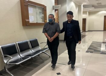 TERTUDUH (kiri) didenda RM3,000 atau 18 bulan penjara selepas mengaku salah menerima suapan pengurusan jenazah ketika dihadapkan ke Mahkamah Sesyen Kuantan di Kuantan, Pahang.