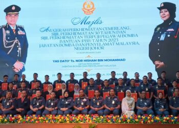 NOR HISHAM Mohammad (duduk enam dari kiri) bergambar beramai-ramai selepas menyampaikan sijil dalam Majlis Anugerah Perkhidmatan Cemerlang, Sijil Perkhidmatan' 30 Tahun dan Sijil Perkhidmatan' Terpuji Pegawai Bomba Bantuan Tahun 2023 JBPM Negeri Johor di Hotel Holiday Villa, Johor Bahru.