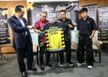RAZALI Idris (dua dari kiri) menunjukkan pakaian rasmi Terengganu Bike Week (TBW) 2024 selepas sidang akhbar program itu di sebuah hotel di Kuala Terengganu, hari ini. - UTUSAN/PUQTRA HAIRRY ROSLI
