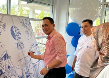 FADZLI Adam menandatangani plak perasmian cawangan baharu Zus Coffee kampus UniSZA di Kuala Nerus, semalam. - UTUSAN/KAMALIZA KAMARUDDIN