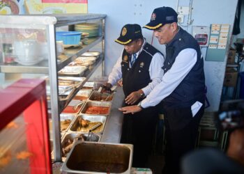 PEGAWAI Penguat Kuasa Kesihatan memeriksa tahap kebersihan sebuah premis kedai makan dalam Operasi Cakna Penguatkuasaan Undang-Undang Kesihatan Awam di Seberang Takir, Kuala Nerus, hari ini. - UTUSAN/PUQTRA HAIRRY ROSLI