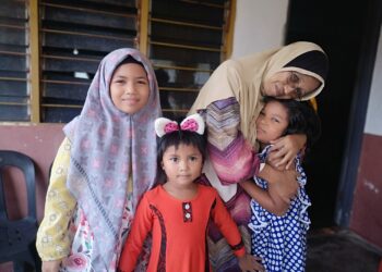 NORIDA Harun bersama ketiga-tiga cucu perempuannya ketika ditemui di rumahnya di Kampung Daching, Ulu Beranang, Lenggeng, Seremban.-UTUSAN/NUR SHARIEZA ISMAIL.