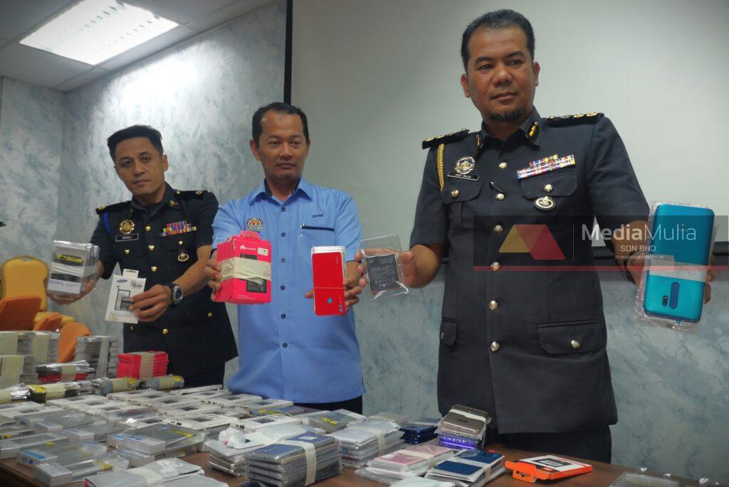 KPDN serbu premis jual aksesori telefon tiruan berjenama terkenal KPDN serbu premis jual aksesori telefon tiruan berjenama terkenal