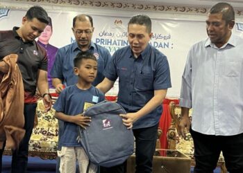 NOOR Hariri Mohammed (belakang, tengah) bersama asnaf di Dewan Uthmaniyyah Pulau Lima, Pasir Puteh, Kelantan hari ini.UTUSAN/TOREK SULONG.