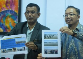 WAN Muhammad Aznan Abdullah (kiri) dan Pengarah Perikanan Negeri Sembilan, Kasim Tawe pada sidang akhbar di Pusat Ikan Hiasan, Jabatan Perikanan di Port Dickson hari ini.-UTUSAN/MOHD. SHAHJEHAN MAAMIN.