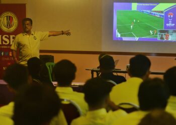 SEORANG pegawai dari Unit Pengadilan FAM memberikan taklimat kepada pegawai dan pemain NSFC di Stadium Tuanku Abdul Rahman, Paroi, Seremban, semalam.-UTUSAN/MOHD. SHAHJEHAN MAAMIN.