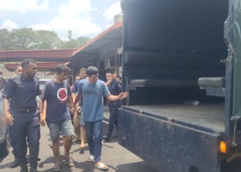 EMPAT lelaki dihadapkan ke Mahkamah Majistret Tampin hari ini, atas kesalahan mengedar serta memiliki dadah di Felda Jelai 1, Gemas, pada 2 April lalu.-UTUSAN/NOR AINNA HAMZAH.