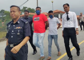 DUA lelaki dibawa ke Mahkamah Majistret Port Dickson hari ini bagi didakwa atas pertuduhan berasingan membantu kegiatan pinjaman wang tanpa lesen kepada peminjam di daerah Port Dickson.-UTUSAN/NOR AINNA HAMZAH