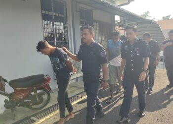 MUHAMMAD Hasrulnizam Hasim (kiri) dibawa ke Mahkamah Majistret Kuala Pilah hari ini bagi didakwa atas pertuduhan cubaan membunuh anggota polis serta dua lagi kesalahan berkaitan trafik di Jempol, minggu lalu.-UTUSAN/NOR AINNA HAMZAH.