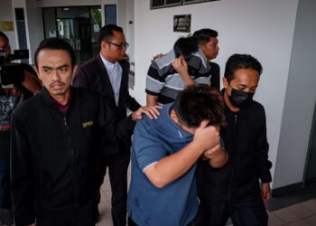 KEDUA-dua tertuduh mengaku tidak bersalah di Mahkamah Sesyen, Ayer Keroh, Melaka atas pertuduhan memberi dan bersubahat menyogok seorang pegawai kanan polis. - UTUSAN/SYAFEEQ AHMAD