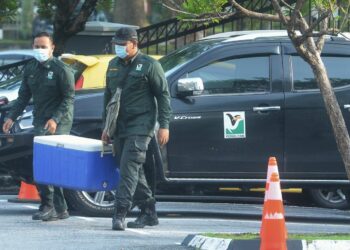 PEGAWAI Perhilitan membawa eksibit ke Mahkamah Sesyen Seremban hari ini bagi pendakwaan terhadap lapan orang anggota FRU yang dituduh menyimpan hidupan liar dilindungi tanpa lesen iaitu lapan bahagian pelanduk pada tahun 2021-UTUSAN/MOHD. SHAHJEHAN MAAMIN.