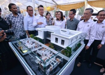 CHAI Keng Wai (empat dari kiri) bersama pengurusan Matrix Concepts dan pengamal media melihat replika pembangunan kediaman Resort Villa pada Majlis Pelancaran Eksklusif Resort Villa dan Majlis Penghargaan Media di Bandar Sri Sendayan, Seremban semalam.-UTUSAN/MOHD.SHAHJEHAN MAAMIN.