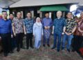 MOHAMAD Hasan menerima kunjungan Ka Siong (tiga dari kanan) bersama kepemimpinan MCA Negeri Sembilan yang hadir pada majlis rumah terbuka Aidilfitri anjurannya di Kampung Tanjung, Rantau, Seremban hari ini.-UTUSAN/MOHD. SHAHJEHAN MAAMIN.
